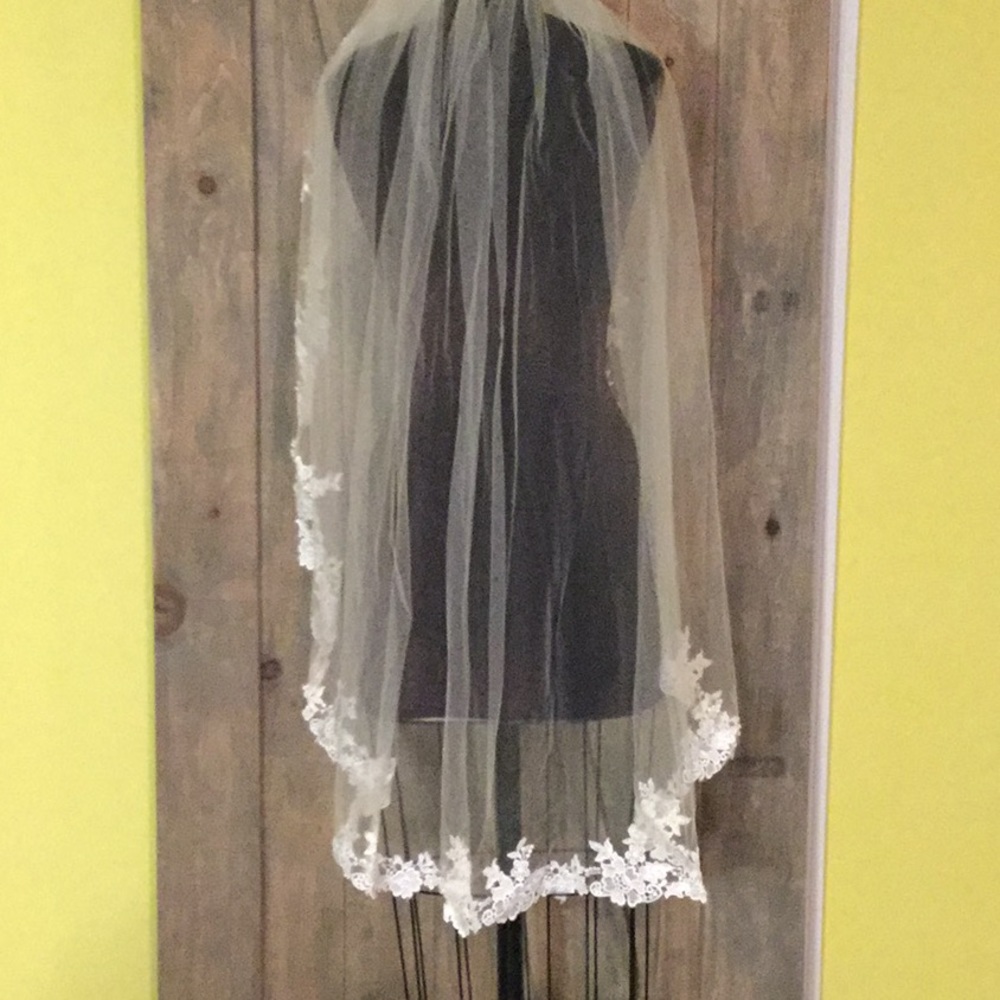 Bridal veil with lace edge on comb